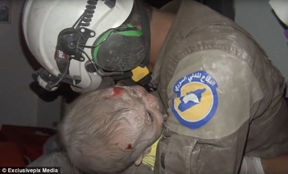 Người đàn ông này được xác định là Abu Kifah, là thành viên của tổ chức tình nguyện "Những chiếc mũ bảo hiểm trắng" (White Helmets).