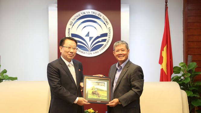 Thứ trưởng Nguyễn Thành Hưng (phải) tặng lưu niệm ông Kim Myong Gil, Đại sứ Cộng hòa Dân chủ Nhân dân Triều Tiên bức tranh tem của Việt Nam.