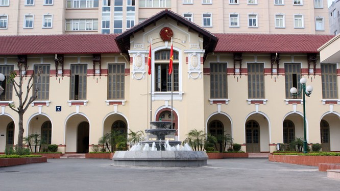 Trụ sở của Bộ Thông tin và Truyền thông đặt tại 18 Nguyễn Du, Hoàn Kiếm, Hà Nội.