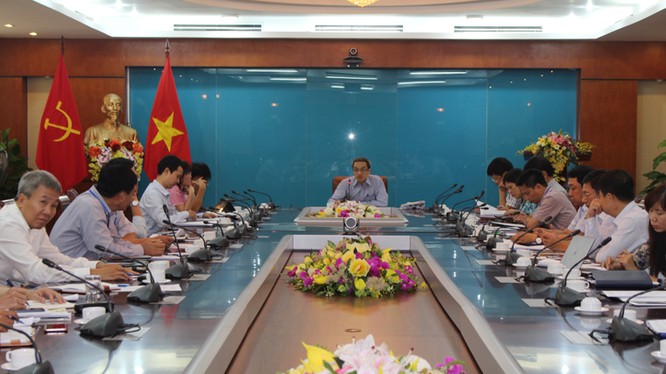 Thứ trưởng Bộ TT&TT Phan Tâm chủ trì buổi họp. Tham dự có đại diện lãnh đạo các đơn vị chức năng thuộc Bộ và các doanh nghiệp trong lĩnh vực viễn thông.