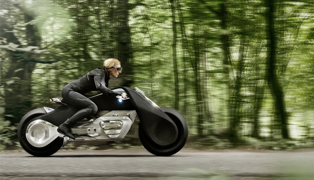 Chiếc xe này có tên là Motorrad Vision Next 100, và nó lẽ đúng như ý định của BMW muốn nó trơ thành chiếc xe máy của tương lại, Motorad Vision Next 100 có hình dáng như một chiếc xe máy trong những bộ phim viễn tưởng.