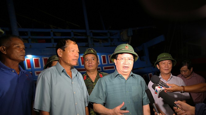 Phó Thủ tướng Trịnh Đình Dũng kiểm tra khu vực neo đậu tàu tránh trú bão tại Quảng Bình.