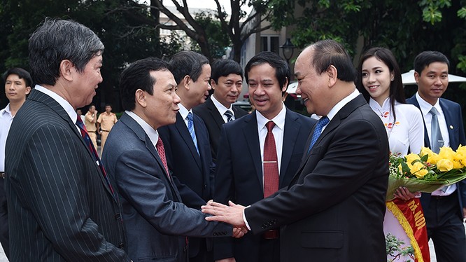 Thủ tướng trao đổi với lãnh đạo, giảng viên ĐHQGHN. 