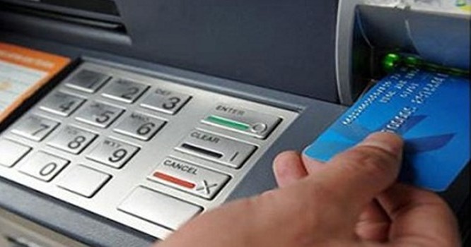 người dân gặp không ít hiểm họa khó lường khi sử dụng máy ATM .