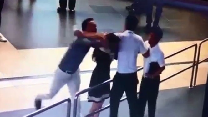 Người đàn ông vung tay đánh mạnh vào đầu nữ nhân viên hàng không ở sân bay Nội Bài - Ảnh cắt từ clip
