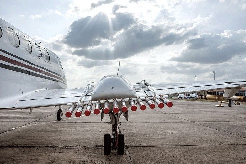 Một chiếc máy bay gieo mây để kích thích mưa. Ảnh: Bloomberg