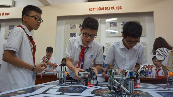 Ngày hội Robothon được tổ chức thường niên là sân chơi robot phổ biến dành cho lứa tuổi học sinh Tiểu học và Trung học khu vực ASEAN.