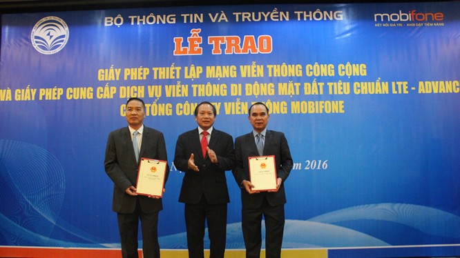 Bộ trưởng Trương Minh Tuấn trao giấy phép cho Mobifone