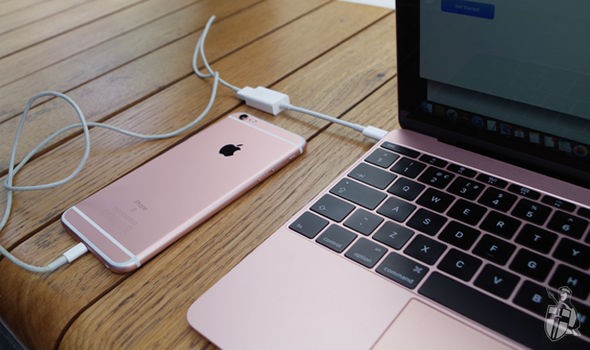 Apple đã giảm giá xuống từ 6 USD tới 20 USD cho tất cả các loại phụ kiện adapter USB-C được dùng cho MacBook Pro