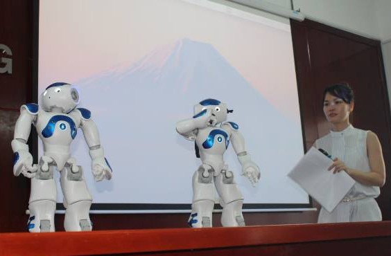 Hai robot Nao mà Đại học Lạc Hồng tiếp nhận.