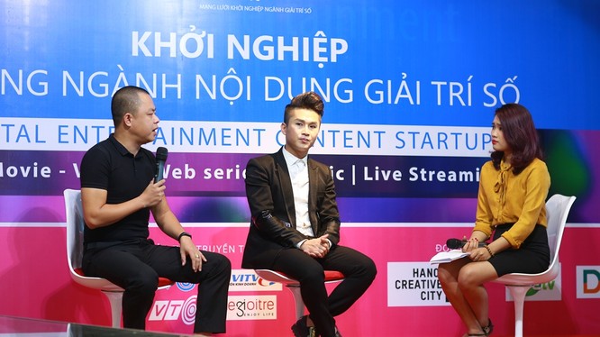 Chuyên gia marketing Nguyễn Vĩnh Cường và Ca sỹ Du Thiên chia sẻ tại Talkshow “Khởi nghiệp trong ngành nội dung giải trí số” (Ảnh VIA cung cấp)