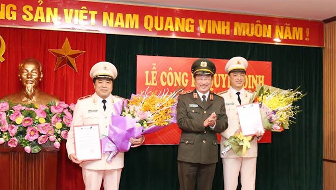 Thượng tướng Nguyễn Văn Thành, ủy viên Trung ương Đảng, Thứ trưởng Bộ Công an trao Quyết định và tặng hoa chúc mừng 02 đồng chí Phó Tổng cục trưởng Tổng cục Cảnh sát. 