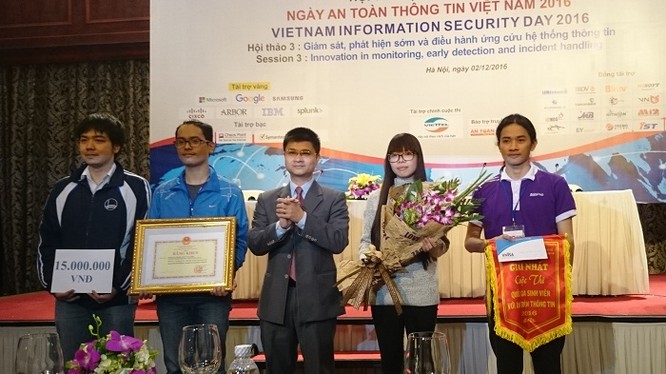 Ông Tô Hồng Nam, đại diện Bộ GD&ĐT trao giải Nhất cho đội N/A của Đại học Công nghệ - Đại học Quốc gia Hà Nội.