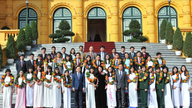 Phó Chủ tịch nước Đặng Thị Ngọc Thịnh gặp gỡ và tuyên dương các tài năng trẻ đạt Giải thưởng KHCN Thanh niên Quả Cầu Vàng và Phần thưởng nữ sinh viên tiêu biểu trong lĩnh vực kỹ thuật 2016.