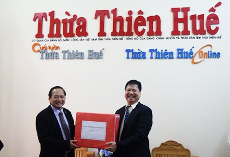 Phó Chủ tịch UBND tỉnh Nguyễn Dung (phải) tặng quà lưu niệm của UBND tỉnh cho Bộ trưởng Trương Minh Tuấn