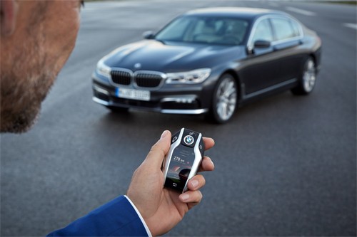 Công nghệ đỗ xe từ xa nhờ chìa khóa BMW Display Key.