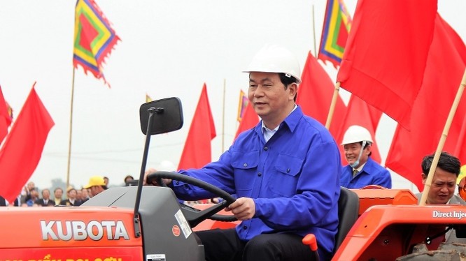 Chủ tịch nước Trần Đại Quang thực hiện nghi lễ cày ruộng bằng máy cày trong sự hưởng ứng nhiệt tình của người dân.