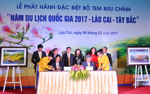 Lãnh đạo UBND tỉnh Lào Cai và Lãnh đạo Bộ Thông tin và Truyền thông ký kết phát hành Bộ tem "Năm du lịch quốc gia 2017 Lào Cai - Tây Bắc".