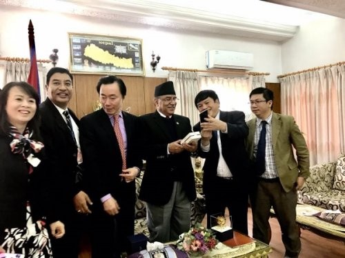 Phó Tổng Giám đốc VNPT Ngô Hùng Tín (thứ hai phải sang) đang giới thiệu sản phẩm Smartphone Vivas Lotus mới S3 LTE do VNPT sản xuất với Thủ tướng Nepal Pushpa Kamal Dahal.