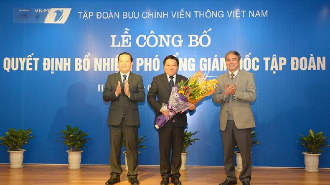 Ông Huỳnh Quang Liêm (đứng giữa) sẽ chính thức giữ chức vụ Phó Tổng Giám đốc Tập đoàn VNPT từ ngày 1/3/2017.