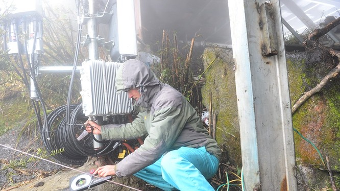 Nhân viên kỹ thuật Viettel triển khai trạm 4G trong điều kiện khí hậu vô cùng khắc nghiệt.