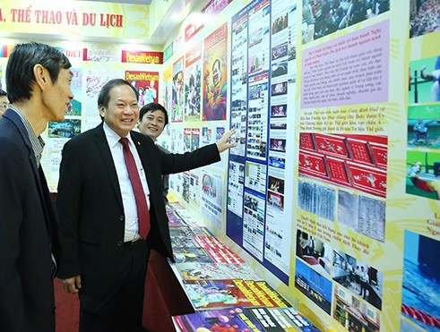 Bộ trưởng Bộ TT&TT Trương Minh Tuấn thăm quan các gian hàng tại Hội báo.