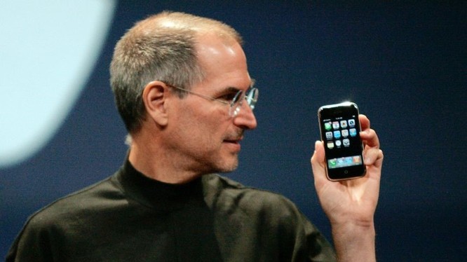 Cố CEO Appe Steve Jobs cầm trên tay giới thiệu chiếc iPhone đầu tiên vào ngày 9/1/2007 tại San Francisco, California, Mỹ.