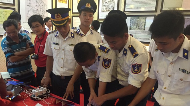 Đông đảo cán bộ, chiến sĩ Bộ Tư lệnh và các em học sinh trên huyện Phú Quốc (tỉnh Kiên Giang) tham quan triển lãm và trải nghiệm công nghệ Thực tại ảo 3D (VR3D)