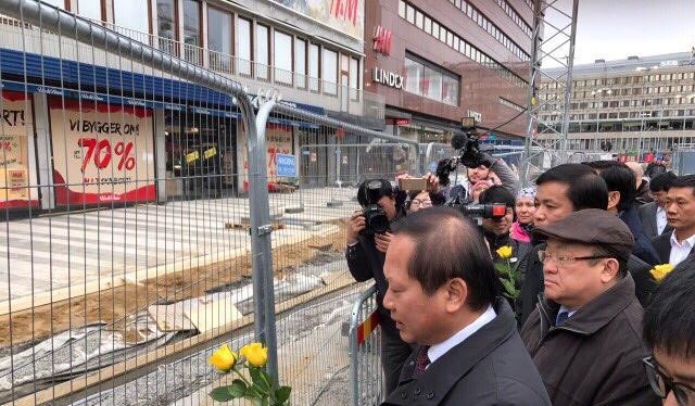 Bộ trưởng Trương Minh Tuấn đặt hoa tưởng niệm các nạn nhân tại phố Drottninggatan