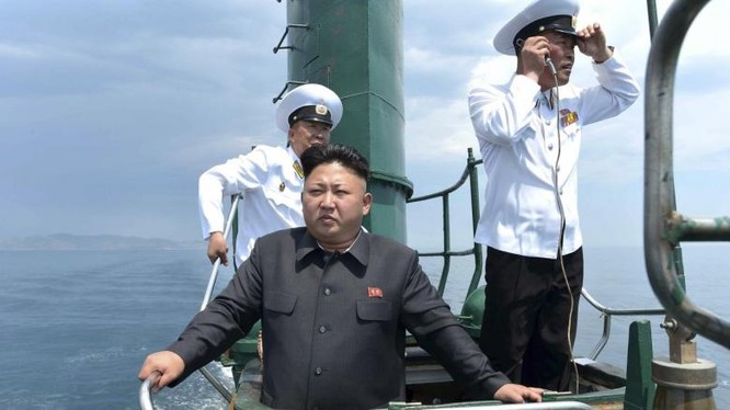 Nhà lãnh đạo Triều Tiên Kim Jong Un trên tàu ngầm đi kiểm tra khả năng ứng phó của Hải quân Quân đội Nhân dân Triều Tiên - Ảnh minh hoạ: Reuters