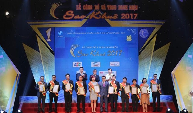 Phó Thủ tướng Vũ Đức Đam, Thứ trướng Bộ TT&TT Nguyễn Thành Hưng cùng Chủ tịch VINASA Trương Gia Bình chụp ảnh lưu niệm cùng Top 10 Sao Khuê 2017