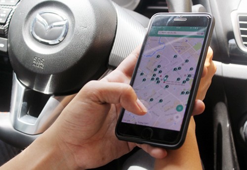Việc thí điểm thu phí trông giữ xe qua điện thoại di động sẽ được triển khai trên 2 tuyến phố Trần Hưng Đạo và Lý Thường Kiệt. Ảnh minh hoạ.