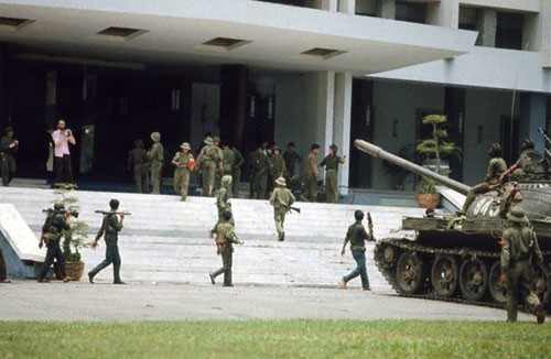 Những người lính trên xe tăng 390 và 843 là lực lượng giải phóng có mặt sớm nhất ở dinh Độc Lập ngày 30/4/1975. Ảnh: Francoise Demulder.
