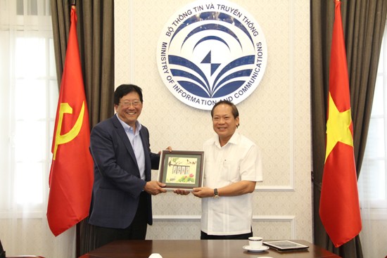  Bộ trưởng Trương Minh Tuấn tặng tranh tem cho Tiến sỹ Timothy Chou.