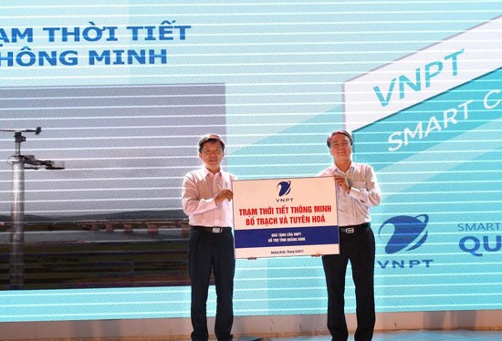 VNPT trao tặng UBND tỉnh Quảng Bình 2 trạm dự báo thời tiết thông minh cùng 2 thiết bị di động vệ tinh VinaPhone S.
