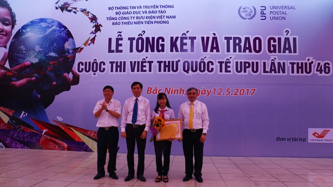 Thứ trưởng Bộ TT&TT Nguyễn Minh Hồng trao giải nhất cho em Nguyễn Đỗ Huyền Vi.
