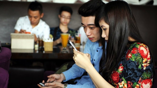 Có thể dễ dàng bắt gặp những hình ảnh người trẻ dùng smartphone để lướt web hay mạng xã hội, tán gẫu và tìm kiếm thông tin tại các quán cà phê. Ảnh minh họa:Internet