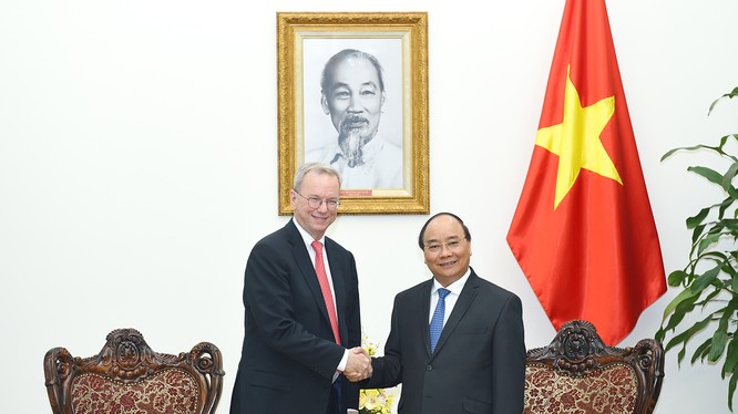 Thủ tướng Nguyễn Xuân Phúc tiếp ông Eric Schmidt, Chủ tịch điều hành Tập đoàn Alphabet (công ty mẹ của Google). 