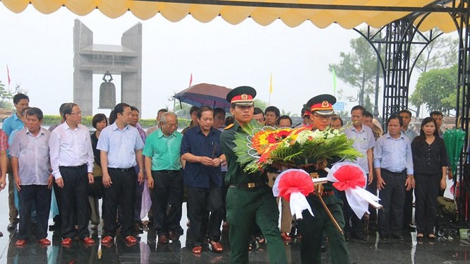  Bộ trưởng Trương Minh Tuấn dẫn đầu đoàn công tác đặt vòng hoa, dâng hương tưởng niệm các anh hùng liệt sỹ tại Nghĩa trang quốc gia Đường 9. Ảnh: Quang Thành