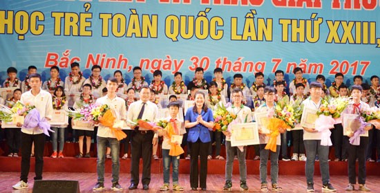 Ông Nguyễn Anh Tuấn, Bí thư Trung ương Đoàn THCS HCM và bà Nguyễn Thị Hà, Phó Bí thư Tỉnh ủy Bắc Ninh trao giải Nhất cho các thí sinh ở các Bảng của hội thi Tin học trẻ toàn quốc Ảnh: Bacninh.gov.vn