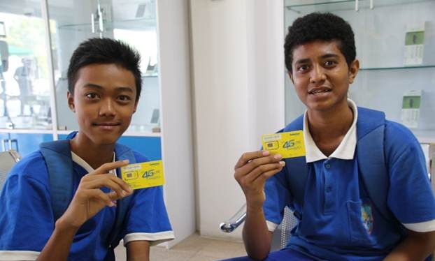 Những người Đông Timor đầu tiên đổi SIM 4G của Viettel.