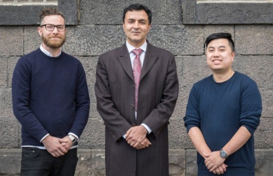 Giáo sư Kourosh Kalantar-zadeh (ở giữa) cùng nhóm nghiên cứu dự án. Ảnh: KT.
