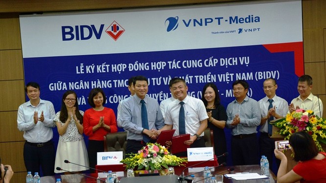 Ông Ngô Diên Hy,Tổng giám đốc VNPT-Media và ông Lê Ngọc Lâm, Phó Tổng giám đốc BIDV cùng ký kết văn bản. Ảnh: K.N