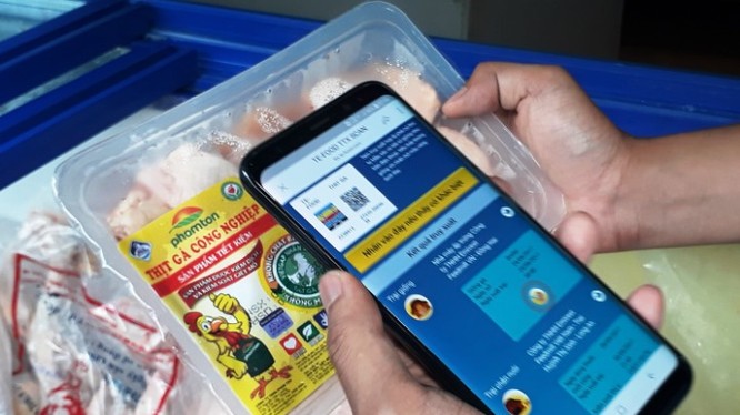 Người dân đã có thể truy xuất nguồn gốc thực phẩm bằng smartphone. Ảnh: Anh Lê