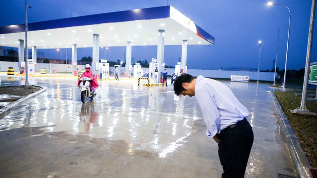 Ông Hiroaki Honjo, tổng giám đốc Công ty TNHH xăng dầu Idemitsu Q8, cúi chào khách mỗi khi khách đến đổ xăng và ra về - Ảnh: TRẦN CÔNG ĐẠT