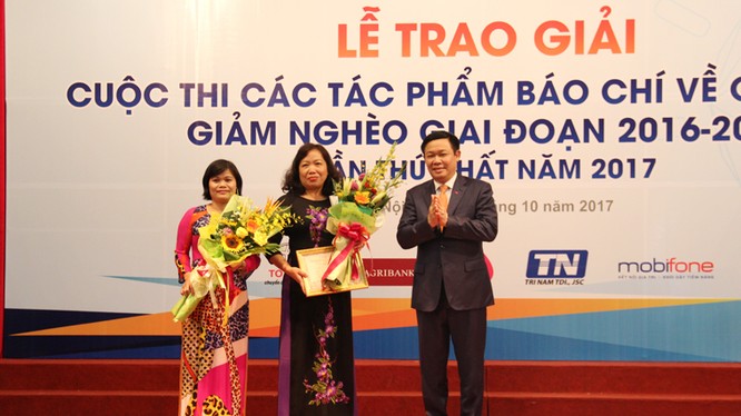 Phó Thủ tướng Vương Đình Huệ trao giải A cho nhóm tác giả đoạt giải. Ảnh: Anh Quang