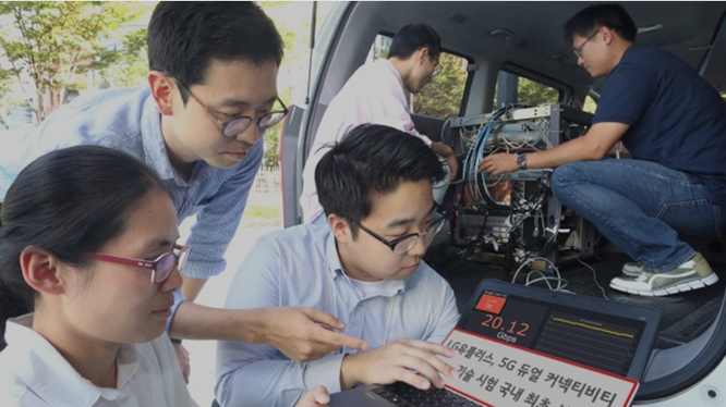 ​Các nhân viên LG U+ theo dõi kết quả của công nghệ ‘Kết nối kép’ trên một thiết bị đo kiểm trong một chiếc xe hơi tại trạm thu phát sóng thử nghiệm 5G. Ảnh: Huawei