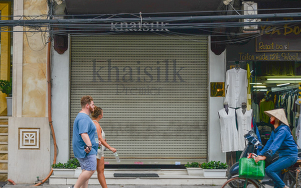 Cửa hàng lụa Khaisilk tại số 113 Hàng Gai đóng cửa sớm ngày 26/10. Ảnh: Vietnamnet
