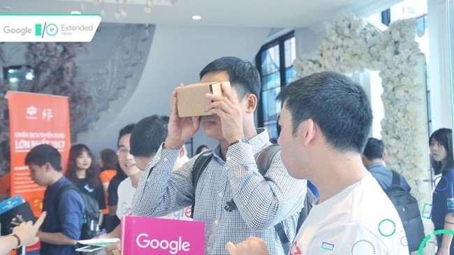 Người tham dự hào hứng trải nghiệm Google Cardboard tại sự kiện Google I/O Extended 2017 do GDG Hanoi tổ chức vào tháng 7 vừa qua. Ảnh: Xuân Lan