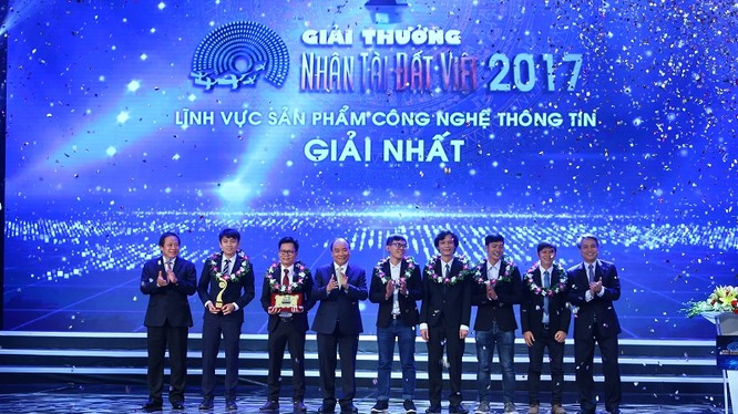 Nhóm tác giả trường ĐH Duy Tân giành giải Nhất duy nhất trị giá 100 triệu của cuộc thi năm nay. Ảnh: NTĐV 2017